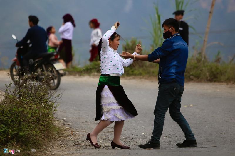 Cô gái Mông tức giận, đánh lại và khi chàng trai sơ ý, cô bỏ chạy.