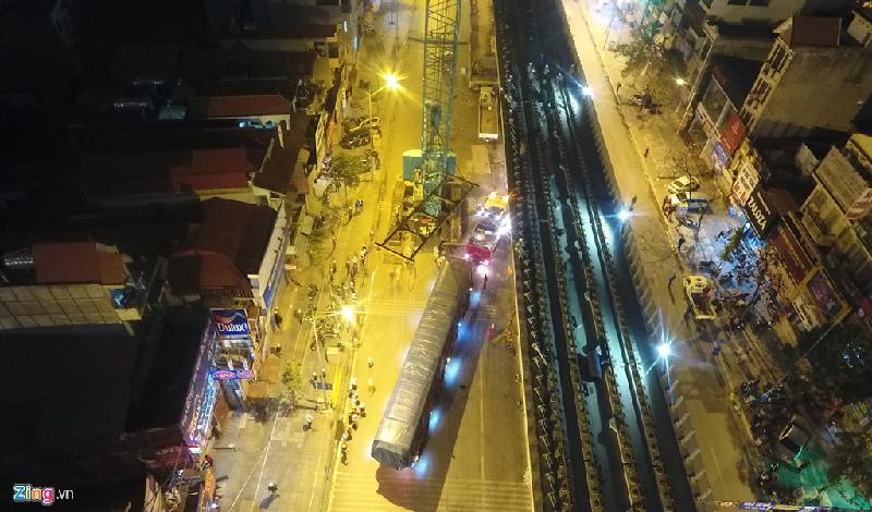2 giờ cẩu thành công đầu tàu 35 tấn lên đường sắt trên cao hình ảnh 1 1h ngày 21/2, sau khi hoàn thành các công tác chuẩn bị, đầu máy của đoàn tàu tuyến đường sắt trên cao Cát Linh - Hà Đông (Hà Nội) được chuyển tới công trường tại ga La Khê.
