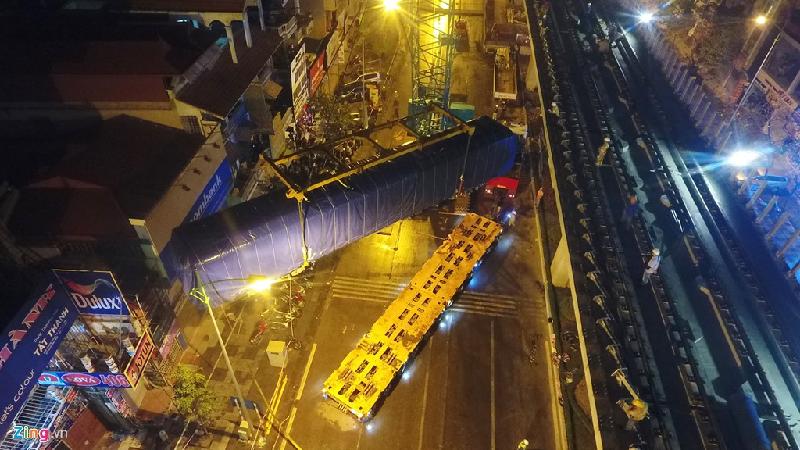 2 giờ cẩu thành công đầu tàu 35 tấn lên đường sắt trên cao hình ảnh 9 Phần đầu máy nặng 35 tấn, dài 19 m, cao 3,8 m, ngang 2,8 m được đưa lên ngang bằng đường ray.