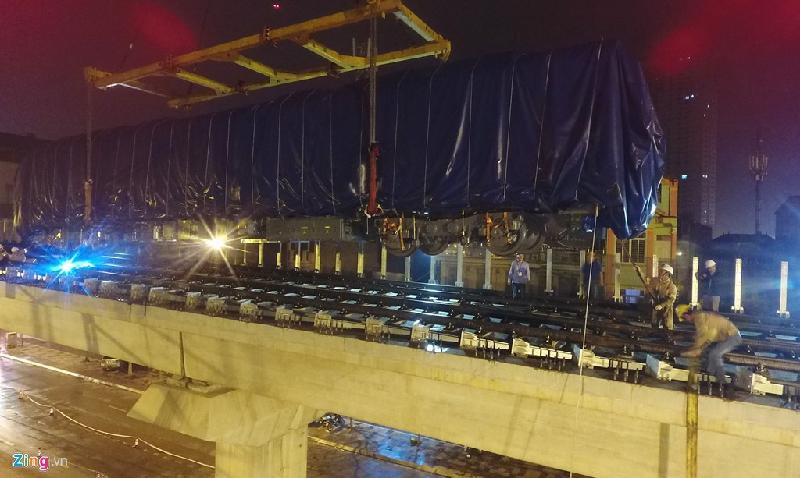2 giờ cẩu thành công đầu tàu 35 tấn lên đường sắt trên cao hình ảnh 14 Việc đặt đầu máy và toa xe lên phần ray đòi hỏi độ chính xác cao.
