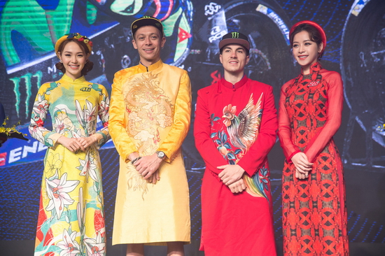 Tại sự kiện, Chi Pu khoe vẻ đẹp dịu dàng cuốn hút trong bộ áo dài đỏ nổi bật của NTK Chula. Chuyên gia makeup Hiwon chọn phong cách tự nhiên, trong suốt cho nữ diễn viên, giúp cô thêm phần rạng ngời, thu hút. Trong khi đó, Minh Hằng khoe nét duyên với bộ áo dài vàng. Cả hai được khen ngợi chọn trang phục khéo léo, tinh tế khi tham dự sự kiện được truyền thông trong và ngoài nước quan tâm.
