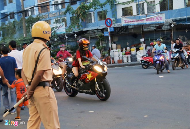 Co gai Sai Gon lai sieu moto di xem bong da hinh anh 1