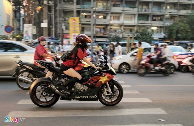 Co gai Sai Gon lai sieu moto di xem bong da hinh anh 2