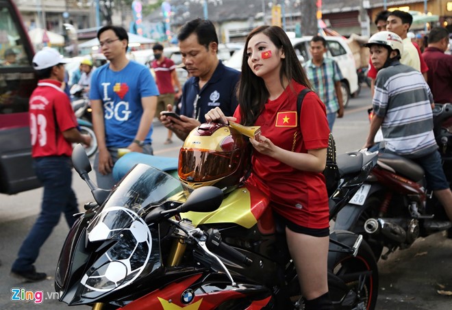 Co gai Sai Gon lai sieu moto di xem bong da hinh anh 5