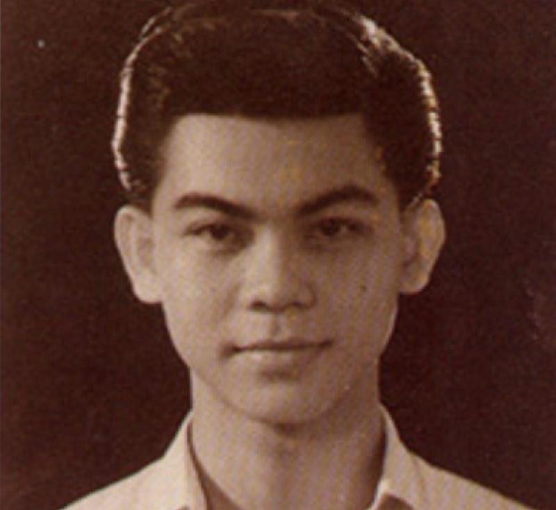 Phra Dhammachayo sinh ngày 22/4/1944 tại tỉnh Sing Buri, tên khai sinh là Chaibul Sithiphol. Theo trang web của chùa Wat Dhammakaya, khi mẹ của Chaibul mang thai, bà nằm mơ thấy một nhà sư đáng kính trao cho mình một đứa bé kháu khỉnh và nói nó chính là “hiện thân của một quả cầu pha lê”. Tiểu sử chính thức của Dhammachayo mô tả ông như một cậu bé vàng, người mang sứ mệnh dẫn dắt các tín đồ tới con đường giác ngộ. Ảnh: dhammakaya.net.