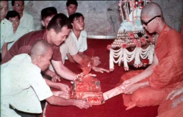 Những người quen biết Dhammachayo trước khi tu hành kể về ông như một thiếu niên với tham vọng quyền lực lớn. Theo lời những người bạn cũ, Chaibul thích trở thành trung tâm của sự chú ý và biết cách kiểm soát đám đông. Ở trường đại học, Chaibul nổi tiếng là người vui vẻ, dễ mến. Ông cũng là một thủ lĩnh có sức hút và thích kiểm soát người khác. Ảnh: Dmc.tv.