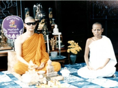 Tiến sĩ Mano Laohavanich, một trong những phụ tá thân cận nhất của Dhammachayo, nói vị sư này rất biết cách điều hòa cảm xúc của mọi người. Ông luôn cẩn trọng lựa chọn ngôn từ để khiến người khác hài lòng. Đó là kỹ năng giúp ông khiến mọi người sùng bái mình. Ảnh: dhammakaya.net.        