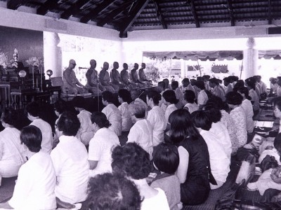 Tiến sĩ Mano cho biết thêm Adolf Hitler là nhân vật được Dhammachayo quan tâm nhất khi còn trẻ. Ông đã trở nên say mê Hitler, ngưỡng mộ cách nhà độc tài Đức quốc xã điều khiển đám đông và từng bày tỏ mong muốn được tiếp bước Hitler. Ảnh: dhammakaya.net.