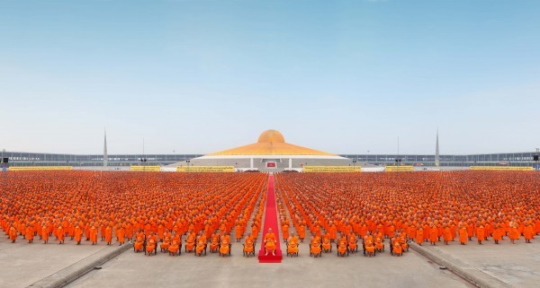 Trong 30 năm qua, chùa Dhammakaya phát triển vô cùng lớn mạnh. Các chính trị gia cấp cao và một số doanh nhân hàng đầu ở Thái Lan nằm trong số những người ủng hộ nổi bật của chùa. Tiến sĩ Mano cho biết trong các đại lễ mà Dhammachayo tham dự, việc bố trí chỗ ngồi được dựa trên “cấp bậc” của các tín đồ. Ảnh: Dmc.tv.