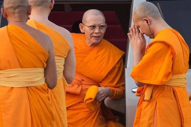 Nghi vấn về giáo lý của nhà chùa bắt đầu dấy lên từ đầu những năm 1990, đặc biệt là việc khuyến khích các tín đồ quyên góp tiền của như là cách để tích đức. Bê bối lớn nhất xảy ra vào khoảng tháng 3/2009 đến tháng 2/2011 với cáo buộc Dhammachayo đã rửa tiền và nhận 1,2 tỷ baht (khoảng 34 triệu USD) tiền biển thủ từ chủ tịch một quỹ tín dụng đã bị bắt giữ. Ảnh: Reuters.