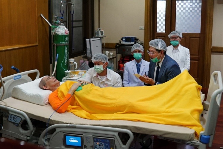 Chính quyền Thái Lan từng nhiều lần yêu cầu trụ trì Dhammachayo đầu hàng để tránh đụng độ không đáng có. Tuy nhiên, ông liên tục trốn tránh lực lượng chức năng, viện lý do sức khỏe yếu nên không thể rời chùa. Theo thông tin từ chùa Dhammakaya, cựu trụ trì đang mắc nhiều bệnh trong đó có loét chân mãn tính và huyết khối tĩnh mạch sâu. Tung tích của nhà sư này hiện vẫn là ẩn số. Ảnh: dhammakayauncovered.com.