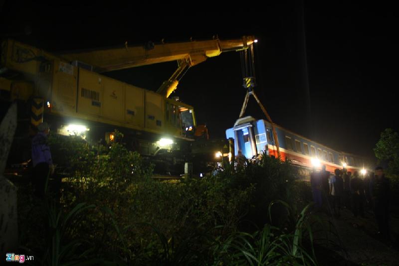 Tổng công ty đường sắt huy động 2 cần cẩu loại 100 tấn từ Đà Nẵng và TP Huế cùng hàng trăm cán bộ nhân viên của ngành túc trực tiến hành cứu hộ những toa tàu bị lật, đồng thời sửa chữa lại hệ thống đường ray bị hỏng đêm 20, rạng sáng 21/2.