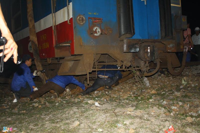 Đến 19h15, công việc cứu hộ những toa tàu bị lật mới được tiến hành sau khi đưa được thi thể Phó trưởng tàu, anh Phạm Hồng Phượng (33 tuổi, quê Yên Bái) bị mắc kẹt trong cabin đầu máy tàu ra ngoài.