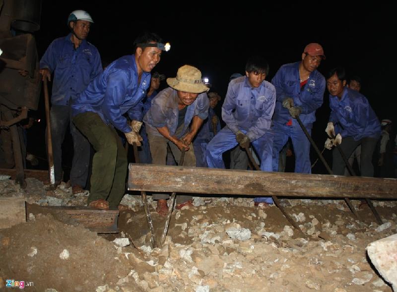 Trắng đêm cứu hộ tàu SE2 lật ở Huế