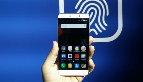 Thiết kế: Coolpad Max Lite có thiết kế mặt trước nổi bật và tạo cảm giác rất sang trọng ngay từ cái nhìn đầu tiên. Điều này chủ yếu do mặt kính của màn hình cong 2.5D đều về phía 4 cạnh, giúp các thao tác vuốt chạm trơn tru hơn, không còn cảm giác cấn khi vuốt từ trong ra mép viền.