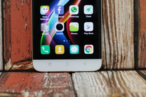 Mặc dù thiết kế của Coolpad Max Lite là tốt nhưng so với các đối thủ sử dụng chất liệu kim loại như Huawei GR5, Xiaomi Redmi Note 4, Oppo F1 … thì cảm giác sang trọng không bằng. Chưa kể kiểu dáng quá đơn giản và không có gì nổi bật. 
