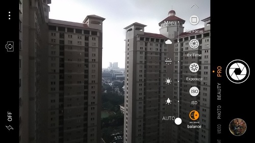 Camera khá: Không chỉ có các tính năng độc đáo của nó, camerra chính của Coolpad Max Lite còn sở hữu thông số kỹ thuật tốt với độ phân giải 13 megapixel, hỗ trợ tính năng tự động lấy nét và đèn flash LED. Ứng dụng camera đi kèm cũng cung cấp nhiều chế độ chụp phổ biến như chúng ta vẫn gặp trên các mẫu smartphone Android hiện nay như nhận diện khuôn mặt, nhận diện nụ cười, HDR, panorama…Đặc biệt, ứng dụng camera của Coolpad Max Lite còn tích hợp cả chế độ Pro cho phép người dùng kiểm soát các thông số như: Cân bằng trắng, ISO, phơi sáng, độ bão hòa … để có được bức ảnh chụp như mong muốn.