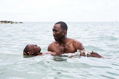 Người được xướng tên đầu tiên là nam diễn viên Mahershala Ali. Anh giành giải ở hạng mục Nam diễn viên phụ xuất sắc nhất trong bộ phim đồng tính Moonlight. Đây là chiến thắng đầu tiên của anh ở đấu trường điện ảnh hàng đầu thế giới này. Anh cũng là diễn viên đạo Hồi đầu tiên sở hữu tượng vàng Oscar.