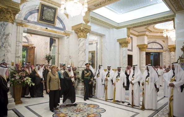 Sự giàu có của gia đình hoàng gia Saudi Arabia được tạo nên từ tài sản của đất nước với giá trị ước tính khoảng 1,4 nghìn tỷ USD. Hiện chưa rõ Quốc vương Salman có bao nhiêu của cải nhưng người anh trai của ông, quốc vương tiền nhiệm, có khối tài sản ước tính trị giá khoảng 18 tỷ USD. Ảnh: Getty.