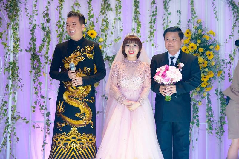 Dam Vinh Hung lan dau xuat hien ben me trong le cuoi em gai hinh anh 2