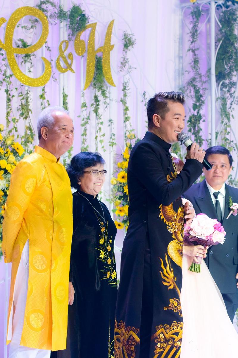 Dam Vinh Hung lan dau xuat hien ben me trong le cuoi em gai hinh anh 5