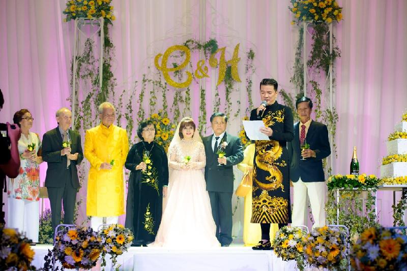 Đàm Vĩnh Hưng và khoảnh khắc bên gia đình trong ngày cưới em gái. Nam ca sĩ tiết lộ gần đây mẹ đã nhắn tin xin lỗi nhưng anh chỉ đọc và không trả lời. 