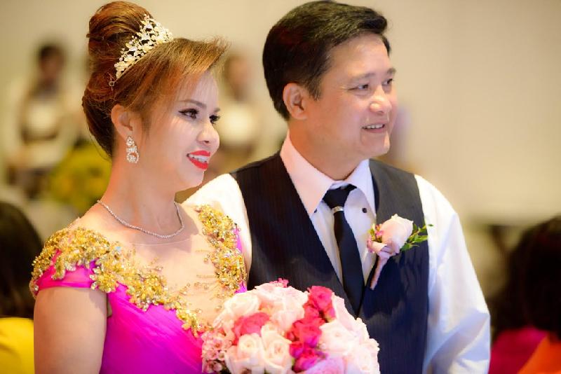 Em gái Đàm Vĩnh Hưng đã từng một lần đổ vỡ hôn nhân. Người chồng hiện tại và chị quen biết nhau nhiều năm trước. Họ mới gặp lại và tiến đến hôn nhân ở tuổi ngoài tứ tuần.