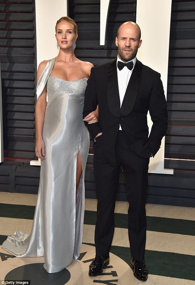 Rosie Huntington-Whiteley đang mang bầu nhưng vẫn ăn mặc rất gợi cảm. Cô dự tiệc cùng hôn phu Jason Statham. 