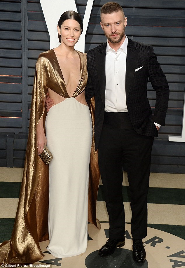 Jessica Biel diện đầm cut-out táo bạo, bên cạnh quý ông Justin Timberlake bảnh bao. 