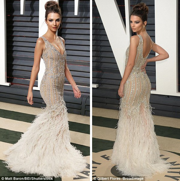 Người mẫu Emily Ratajkowski khoe đường cong trong bộ đầm đính lông vũ, ôm sát cơ thể. 