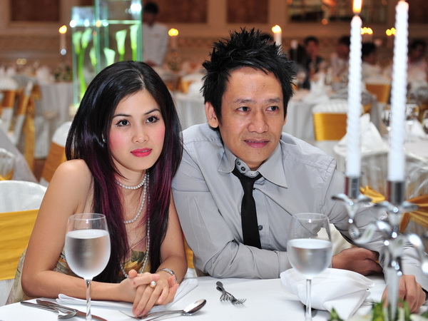 Hai vợ chồng ca sĩ Kiếp đỏ đen xuất hiện tại một sự kiện. Có thể thấy Huyền Cầm là người có dung nhan ưa nhìn và mềm mại.