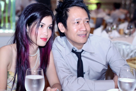 Làn da trắng cùng đôi mắt trong trẻo là đặc điểm nổi bật của cô.
