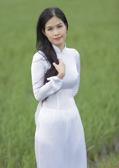 Một thời gian dài cô gắn bó với mái tóc nhung huyền dài mượt trước khi cắt ngắn và tạo kiểu cầu kỳ.