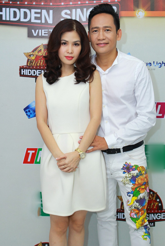 Cô và chồng cùng diện đồ trắng trong một sự kiện. Huyền Cầm chọn tóc xoăn lọn to thanh lịch tôn đường nét ngọt ngào khi đã là mẹ 2 con.