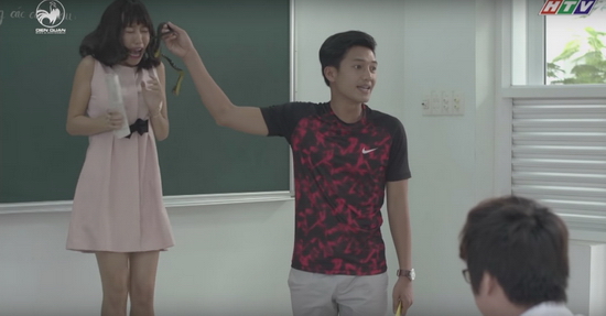 Diệu Nhi “tái xanh mặt mày” khi bị Gin Tuấn Kiệt dọa rắn  Trong tập 7, cô giáo Diệu Nhi bất lực vì giảng bài nhưng học sinh không chịu nghe mà còn bị Gin Tuấn Kiệt hù rắn giả khiến cô nàng tái xanh mặt mày. Quang Tuấn đã phải vào lớp để truy tìm danh tính của hung thủ. Hành động ga lăng của Quang Tuấn khiến Diệu Nhi rung động và cho rằng anh chàng chính là soái ca của lòng cô. Bất ngờ, Phát La “tố giác” Gin Tuấn Kiệt là thủ phạm của trò chơi này khiến anh chàng nổi giận lôi đình.  Ở tập này, bà nội Phi Phụng bất đồng quan điểm với con dâu Thu Trang đến mức giận dỗi và khóc trong lúc đang ăn cơm. Bà tủi thân vì mình là người ít học còn con dâu thì học cao hiểu rộng.