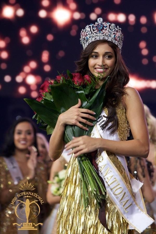 Hoa hậu Siêu Quốc gia 2016 - Srinidhi Shetty   Srinidhi Shetty mang về vinh quang cho đất nước Ấn Độ khi đoạt được vương miện cao quý của cuộc thi Hoa hậu Siêu Quốc gia 2016. Cũng giống như nhiều hoa hậu gốc Ấn Độ, Srinidhi Shetty sở hữu vẻ đẹp đặc trưng rất cuốn hút. Ngay tại cuộc thi cấp quốc gia, ngoài chiến thắng chung cuộc, Srinidhi Shetty còn đoạt tới 3 giải phụ: Hoa hậu ăn ảnh nhất, Hoa hậu có nụ cười đẹp nhất, Hoa hậu có hình thể đẹp nhất. 