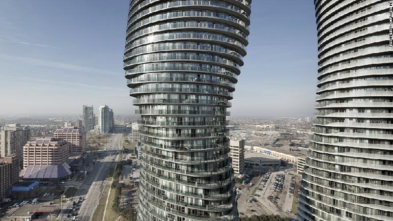 Absolute World là tổ hợp tháp đôi chung cư ở Ontario, Canada, do hãng kiến trúc MAD thiết kế. Với thiết kế uốn lượn mềm mại, tòa tháp được người dân địa phương đặt tên là Marilyn Monroe, tên của nữ diễn viên Mỹ tóc vàng gợi cảm. Ảnh: Tom Arban.