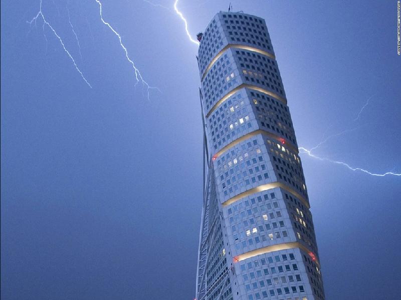 Tòa nhà chọc trời Turning Torso ở Thụy Điển là tòa nhà cao tầng thân xoắn đầu tiên trên thế giới, do kiến trúc sư Tây Ban Nha Santiago Calatrava thiết kế và được hoàn thành năm 2005. Các tòa nhà thân xoắn ngày càng trở nên phổ biến với 15 tòa nhà đã hoàn thành và 13 công trình đang được xây dựng. Ảnh: AFP/Getty.