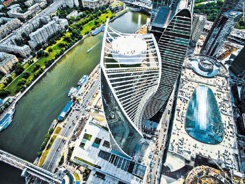 Tháp Evolution ở Moscow, Nga có thiết kế lấy cảm hứng từ Nhà thờ Thánh Basil của thành phố và tòa tháp dang dở Talin của Nga. Kết cấu lạ mắt và hiệu ứng gợn sóng tuyệt đẹp khiến cho các tòa nhà thân xoắn dễ dàng trở thành những công trình biểu tượng của thế giới. Ảnh: Gorproject.