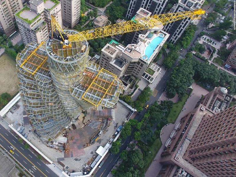 Tòa nhà Tao Zhu Yin Yuan ở Đài Loan do kiến trúc sư người Pháp Vincent Callebaut thiết kế dự kiến được hoàn thành vào tháng 9 năm nay. Callebaut tham vọng tạo nên một công trình của tương lai có khả năng tiết kiệm nhiên liệu, hấp thụ carbon nhằm chống lại sự nóng lên toàn cầu. Khu dân cư này cũng sẽ được phủ 23.000 cây xanh giúp hấp thụ 130 tấn CO2 mỗi năm, tương đương với lượng khí thải của khoảng 27 chiếc ôtô. Ảnh: Vincent Callebaut Architectures.