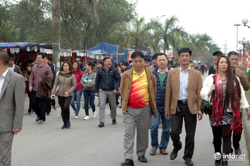 Du khách thập phương nô nức đến dự Lễ hội khai ấn đền Trần. 