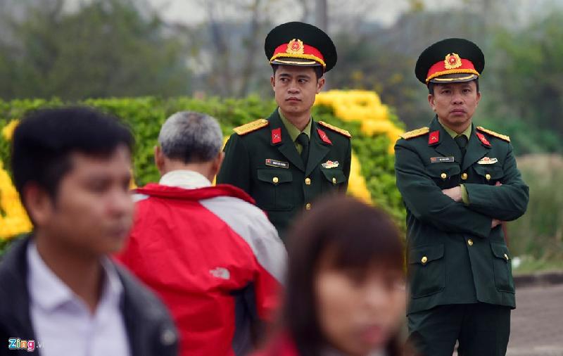 Lực lượng an ninh tăng cường làm việc từ sáng nay, nhằm đảm bảo an toàn cho mùa lễ hội đền Trần 2017. Để đảm bảo an ninh trật tự cho buổi lễ khai ấn, thành phố Nam Định huy động hơn 2.000 công an, quân đội, dân quân tự vệ, luân phiên bảo vệ từ sáng. Hàng trăm rào sắt, barie cũng được sử dụng để hỗ trợ phân luồng dòng người tới xin ấn. Ngoài ra, 200 CSGT còn được huy động phân luồng phương tiện dọc các nút giao trọng điểm từ thành phố tới đền Trần.