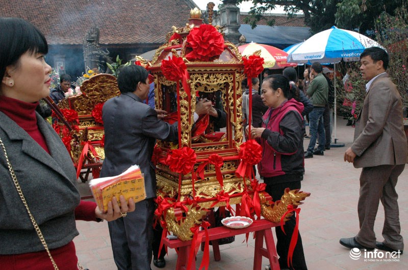 Mọi công việc chuẩn bị cho kiệu khai ấn đền Trần đang sẵn sàng. 