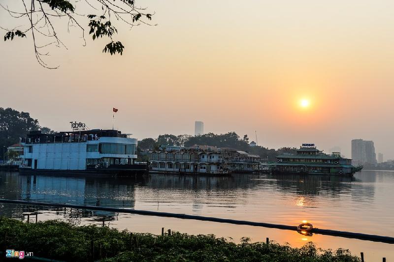 Trên mặt nước hồ Tây hiện có nhiều phương tiện thủy, đặc biệt là các tàu thuyền, nhà nổi, sàn nổi thương mại hoạt động nhiều năm nay.