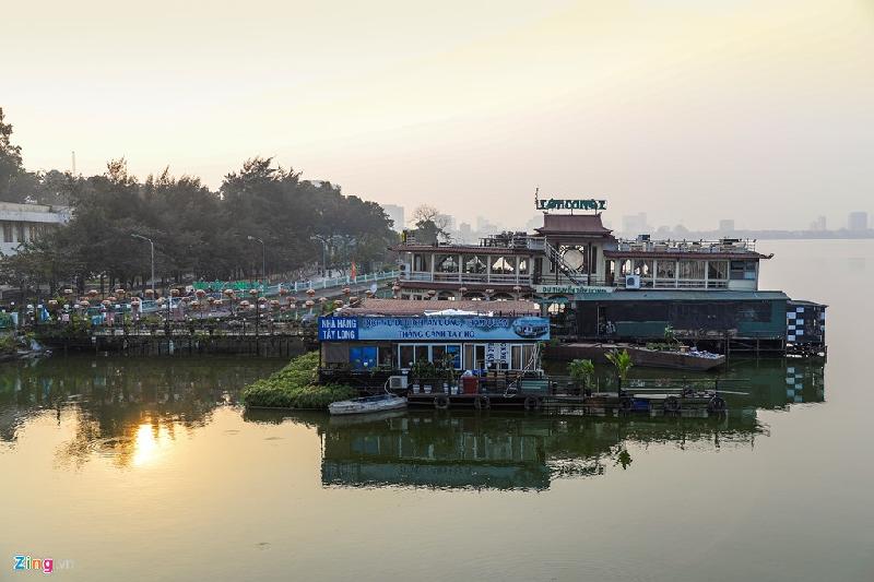 Bên cạnh đó, Thành phố cũng yêu cầu tháo dỡ các cầu dẫn, sàn nổi trên hồ Tây ngay trong quý 1/2017 để phục vụ công tác nạo vét, cải tạo môi trường nước hồ Tây.