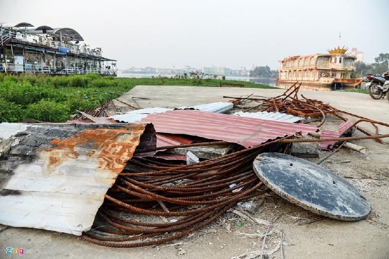 Khu vực nhà hàng đã di dời để lại khối sắt vụn hoen gỉ giữa lối đi.