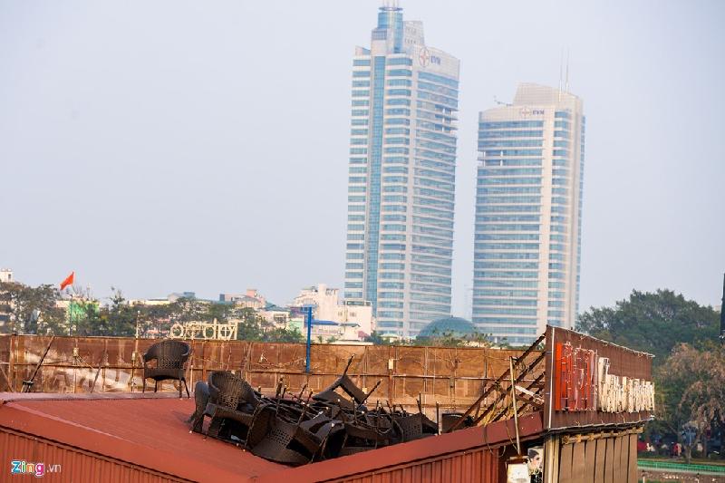 Bàn ghế của một quán cà phê bị vứt chỏng chơ trên nóc nhà.
