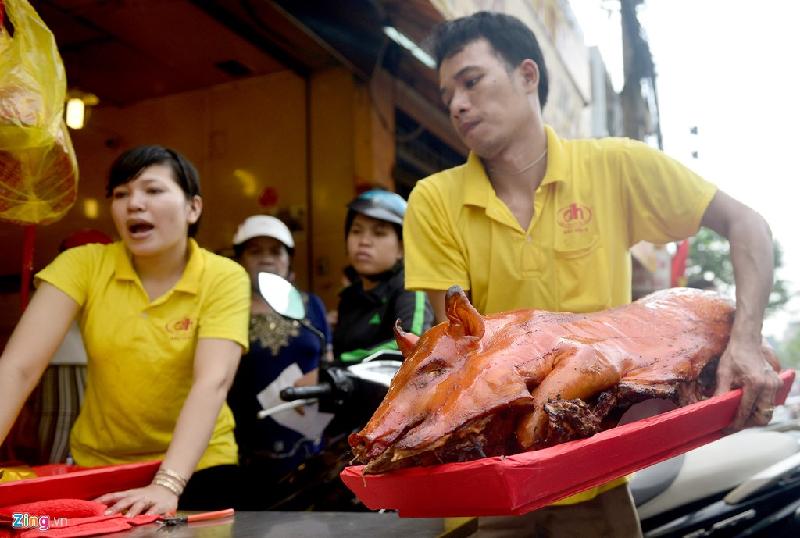 Những loại heo dưới 8 kg được bán nguyên con với giá 230.000 đồng/kg. Heo bán lẻ chặt từng miếng được bán với giá 250.000 đồng/kg. Tính ra mỗi con có giá bán lên đến gần 2 triệu đồng.