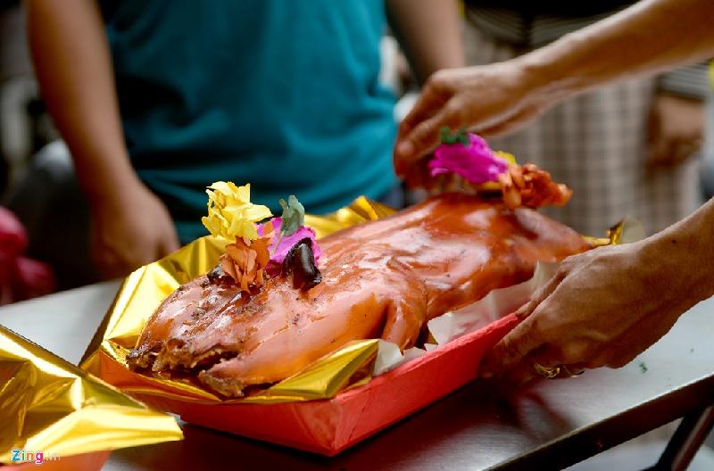 Một chủ tiệm tại khu vực này cho biết trong khoảng hơn 3 giờ sáng nay, anh đã bán được hơn 200 con heo quay.