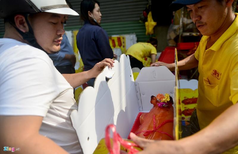 Tiệm heo quay ở Sài Gòn bán hết hơn 200 con trong 3 giờ hình ảnh 7 Anh Bảo (quận Phú Nhuận) cho hay gia đình làm kinh doanh nên vào ngày vía thần tài hàng năm anh đều mua nguyên con heo làm lễ vật cúng để cầu may mắn, làm ăn thuận lợi.